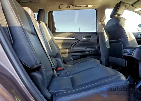 2018 Toyota Highlander Se z USA, uszkodzony, nr VIN 5TDJZRFH1JS827242